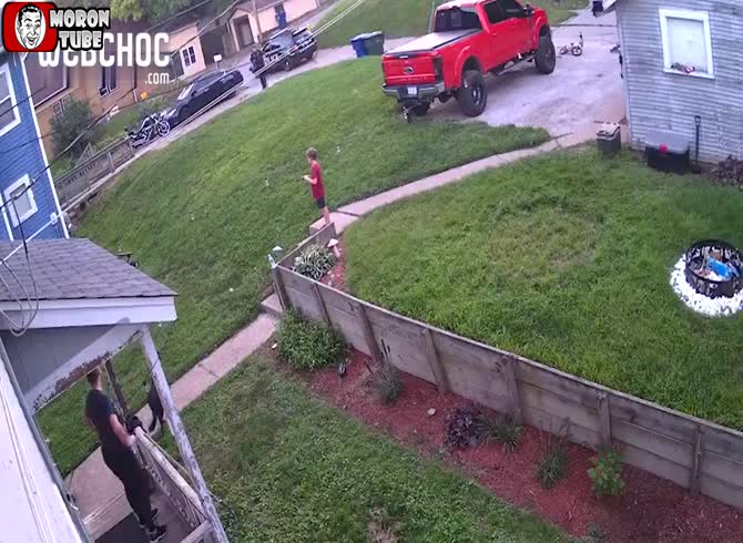 Video :A police officer shoots a dog in front of kids and their mother, shocking everyone
